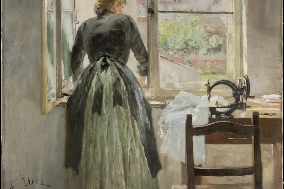 Peinture d'une femme debout devant une fenêtre ouverte, à côté d'une table où est posée une machine à coudre
